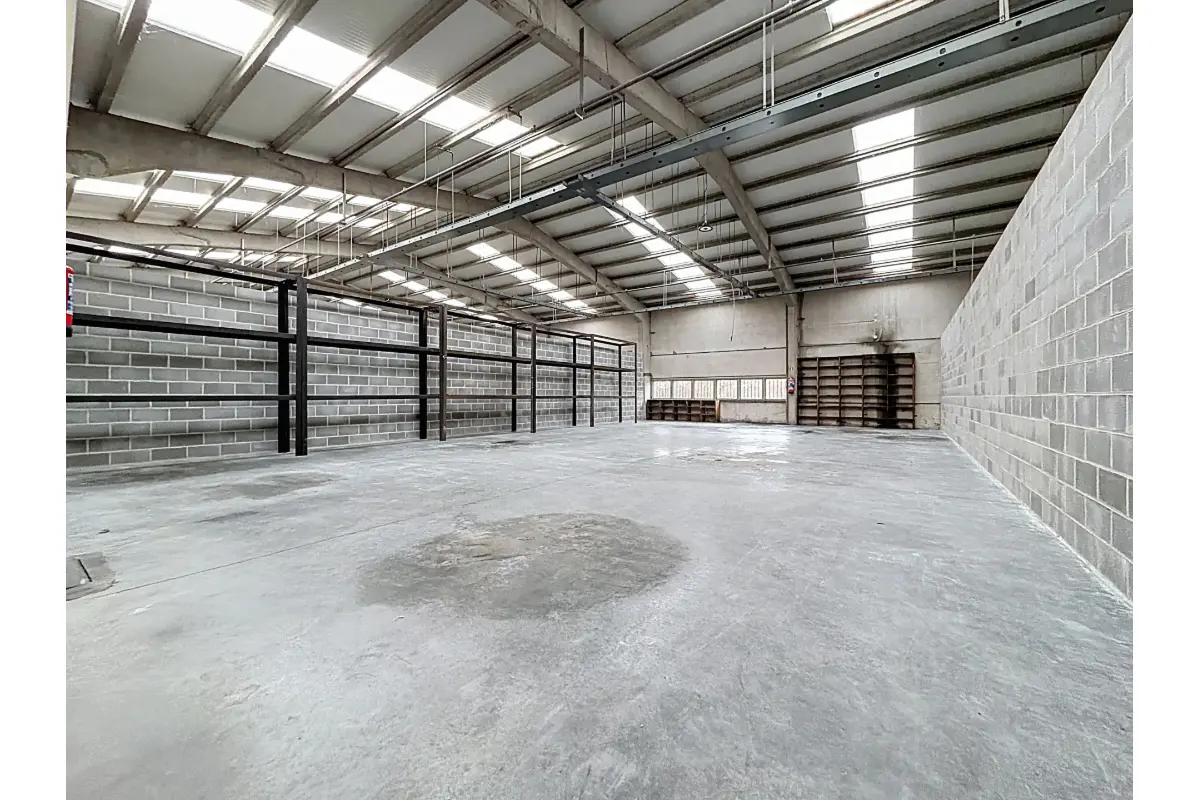 Commerce à louer à Ferrières 4190 890.00€  chambres 178.00m² - annonce 739409